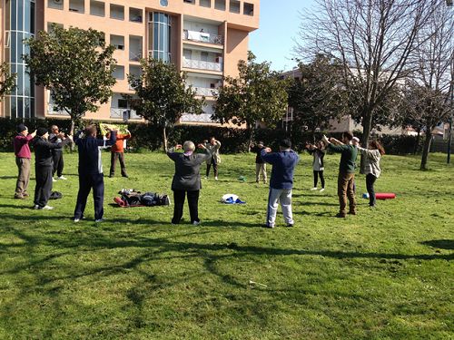 法輪功學員每週在中國城的公園裏煉功