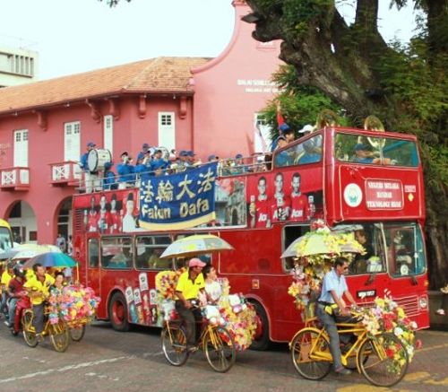 天國樂團在著名景點──荷蘭紅屋廣場演奏，許多遊客為之感到驚喜萬分。