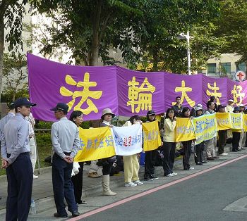 陳德銘抵達桃園機場，正面迎來抗議的法輪功學員