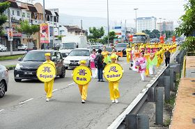 '大年初四，法輪功學員來到柔佛州第二大城市，峇株巴轄舉行新年遊行。'