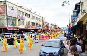 '大年初七，法輪功學員接著來到東甲舉行新年遊行活動，沿路同樣吸引許多民眾圍觀'