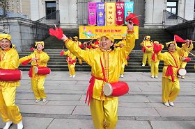 '溫哥華法輪大法學員表演腰鼓，恭祝師父過年好'