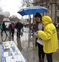 '在倫敦聖馬丁廣場，英國民眾在雨中仍踴躍地在給國會議員的請願信上簽名'