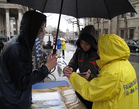 '英國女孩蘇珊娜對中共活摘器官罪惡感到震驚，毫不猶疑在請願信上簽名'