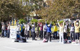 法輪功學員在花園角廣場煉功