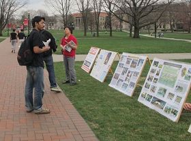 許多俄亥俄州立大學學生聆聽法輪功學員講解