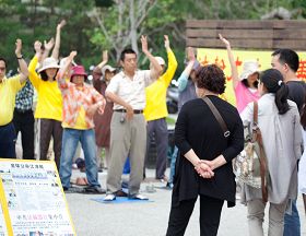 法輪功學員，秉持著「四‧二五」精神，現場功法展示，陸客明顯感受到法輪功平和修煉的環境。