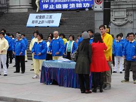 部份溫哥華法輪功學員在市中心舉行大型煉功活動紀念四二五