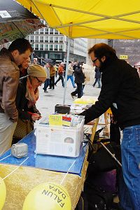 '風雨中人們駐足了解真相，簽名反迫害'