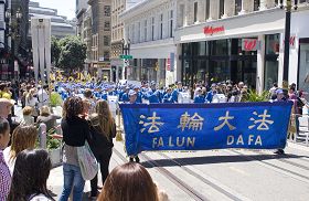 法輪功學員遊行慶祝法輪大法日