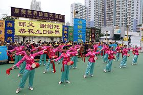 腰鼓隊表演。