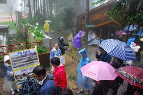 '法輪功學員冒雨在阿里山向大陸遊客講真相'