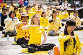 五月十二日紐約法輪功學員於紐約曼哈頓富利廣場集體煉功