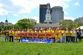 '五月十二日美國費城大法弟子於獨立宮廣場慶 祝法輪大法日並祝師尊生日快樂'