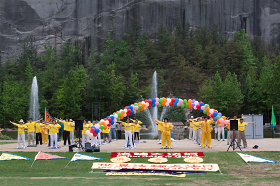 學員在石頭山集體煉功