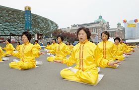 '法輪功學員祥和整齊的煉功場面'