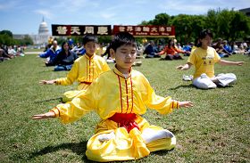 '美國大華府地區的法輪功學員恭祝師父華誕、慶祝法輪大法洪傳二十一週年'