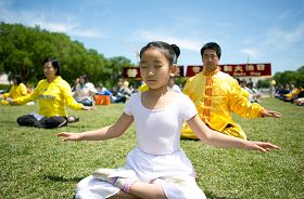 '美國大華府地區的法輪功學員恭祝師父華誕、慶祝法輪大法洪傳二十一週年'