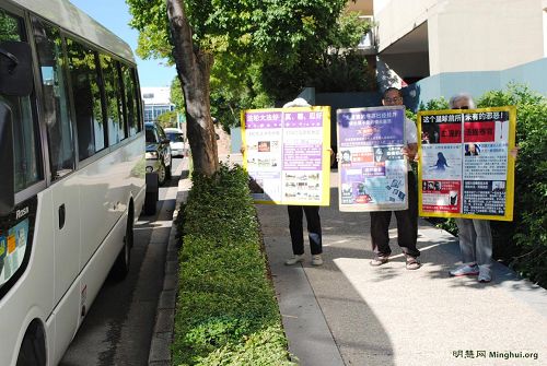 '圖1：法輪功學員在澳洲布里斯本中國城舉展板，向中國遊客講真相。'