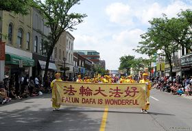 在布蘭普頓（Brampton）花節遊行中的腰鼓隊。