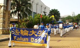 圖1：超過千名慈善步行參與者，在天國樂團引領下從八打靈再也市政廳浩蕩出發。