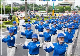 圖1、2：氣勢磅礡的天國樂團打頭陣，穿透天際的浩然樂聲震撼人心。