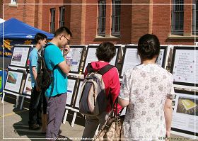 圖3：卡爾加裏國慶日，介紹法輪功的真相展板吸引了眾多遊人