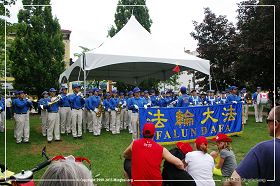 圖2：多倫多天國樂團參加尼亞加拉瀑布國慶遊行終點表演