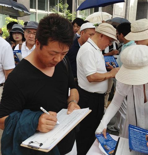 '日本東京九段下車站前，人們簽名譴責中共活摘器官'