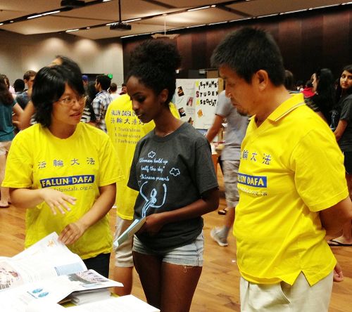 '美國亞利桑那州立大學法輪大法社團在迎新活動上向新生介紹法輪功'