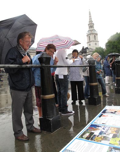 '民眾冒雨了解法輪功真相'