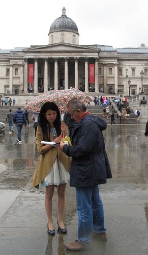 '來自土耳其的哈桑先生在反對中共強摘器官徵簽表上簽名，希望法輪功真相被更廣泛傳播。'