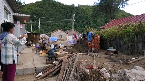 這幾家都為營救法輪功學員簽名了，家裏進水很少，沒有損失。現在為無家可歸的鄉親提供食宿。