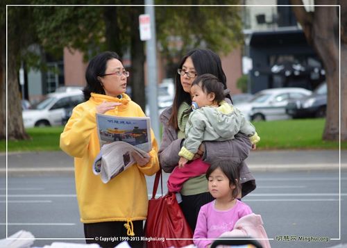 '圖3．法輪功學員在向民眾講述真相。'