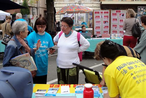 圖：在法國南部阿爾比市民間協會節上向人們介紹法輪大法