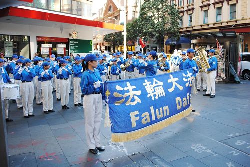 '悉尼天國樂團在中國城表演'