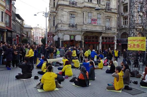 '法輪功學員在在Beyoglu Subway前煉功講真相'