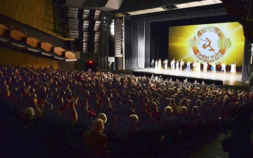 '美國神韻國際藝術團在溫哥華伊麗莎白女皇劇院連續演出四場後，神韻國際藝術團巡演在溫哥華的演出完美落下帷幕。'