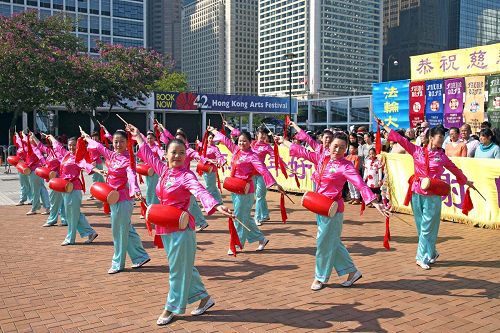 '腰鼓隊表演，恭祝師尊新年好。'