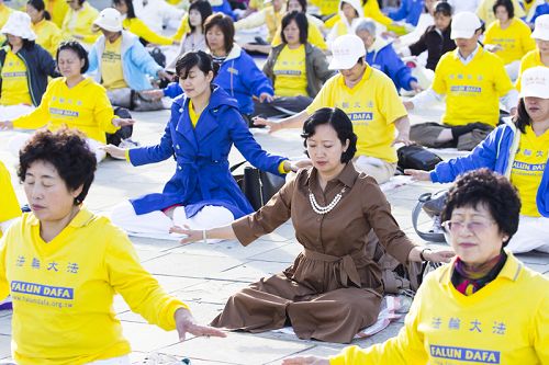 圖1-2：法輪功學員在舊金山日本城集體煉功