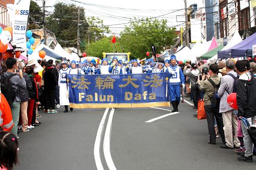 當地民眾對法輪功遊行隊伍非常的喜愛和讚賞紛紛拍照留念