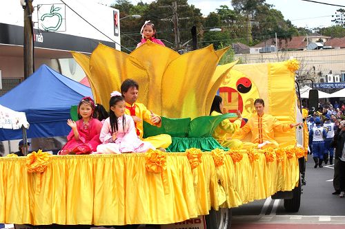 法輪功花車上學員演示法輪功五套功法