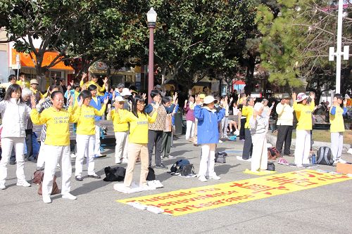 圖1：法輪功學員在舊金山唐人街花園角煉功