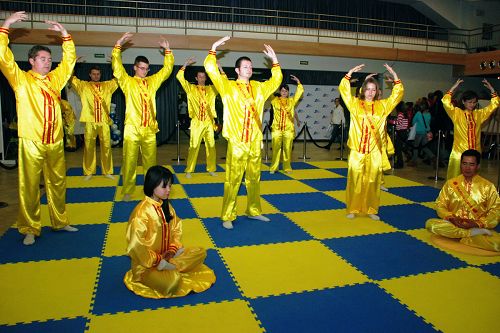 在運動健身節上展示五套功法