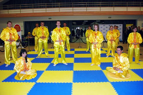 在運動健身節上展示五套功法