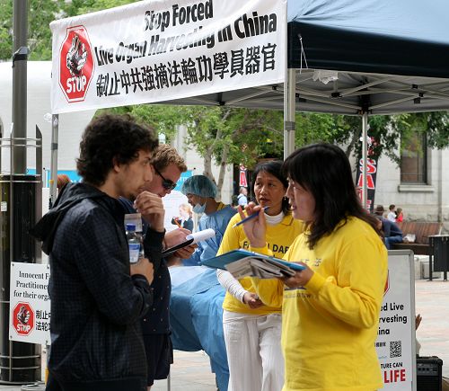 圖1-4：西澳珀斯市鬧市區，法輪功學員傳播真相，徵簽反迫害