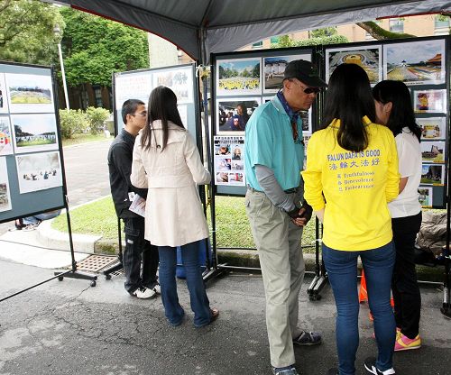 圖4-5：法輪功弘法攤位詢問度很高，有許多民眾、學生接下法輪功青年學子所傳遞的真相資料