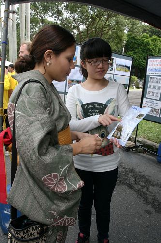 圖6：很多西方人士駐足展台了解法輪功