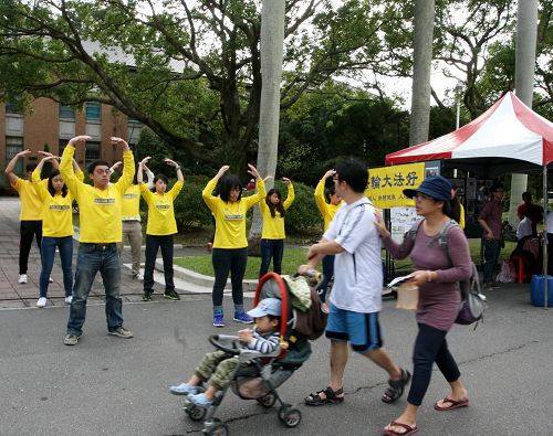 圖7：觀看學員功法演示，很多台灣民眾感興趣