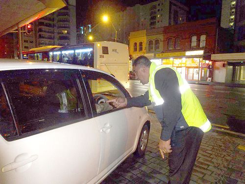 圖3：天空城酒店憤怒指責欲驅車撞法輪功學員的肇事中國留學生。